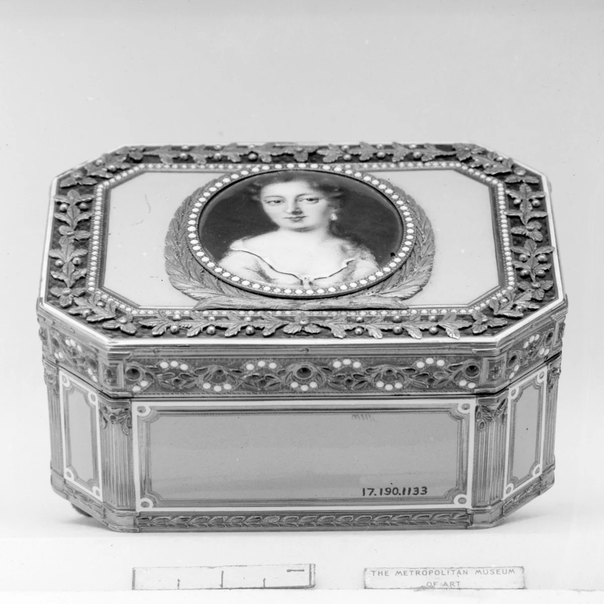 Snuffbox with portrait of a woman by Joseph Etienne Blerzy, metalwork, 1776-1777