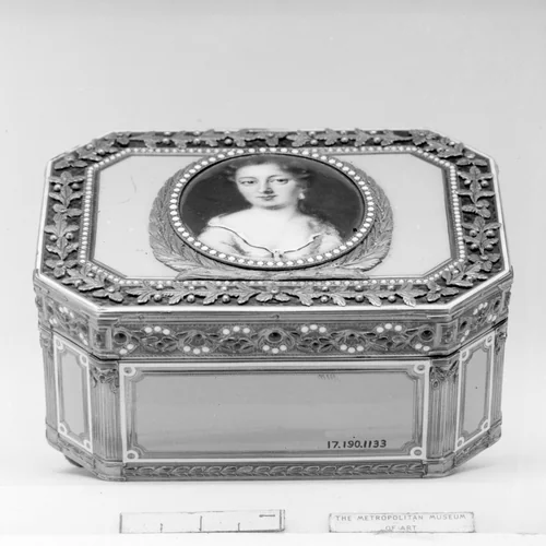 Snuffbox with portrait of a woman by Joseph Etienne Blerzy, metalwork, 1776-1777
