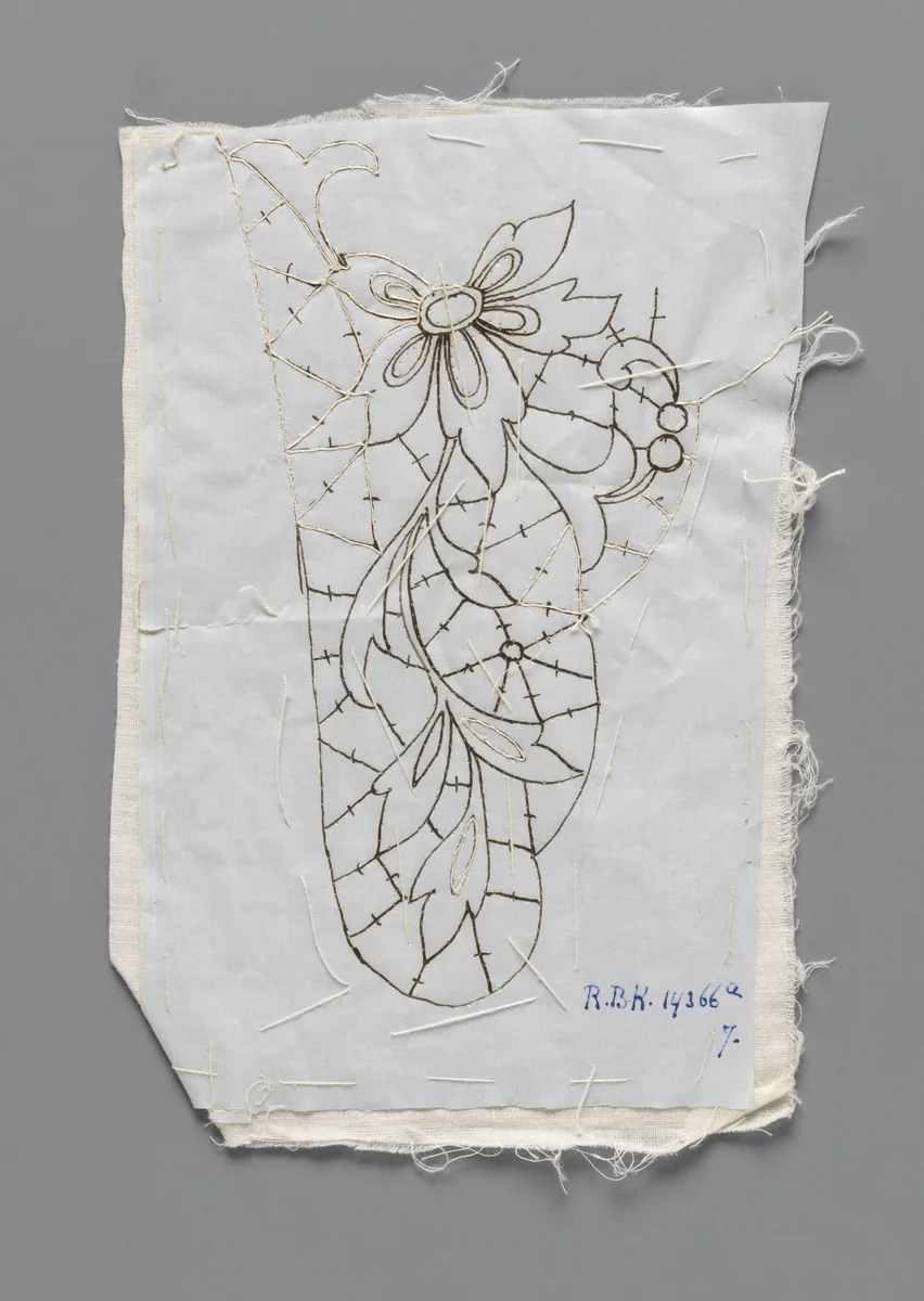 Prikking vastgeregen op een dubbele lap katoen en met traceerdraden voor het maken van een deel van een kraag van naaldkant by Village Elisabeth, textile, 1915-1924