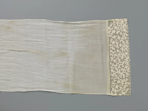 Sjaal van gaasachtige stof met stroken naaldkant aan uiteindes by anonymous, textile, 1700