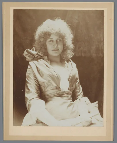 Portret van een onbekende vrouw tijdens een feest van Pulchri Studio,12 maart 1898 by anonymous, photograph, 1898