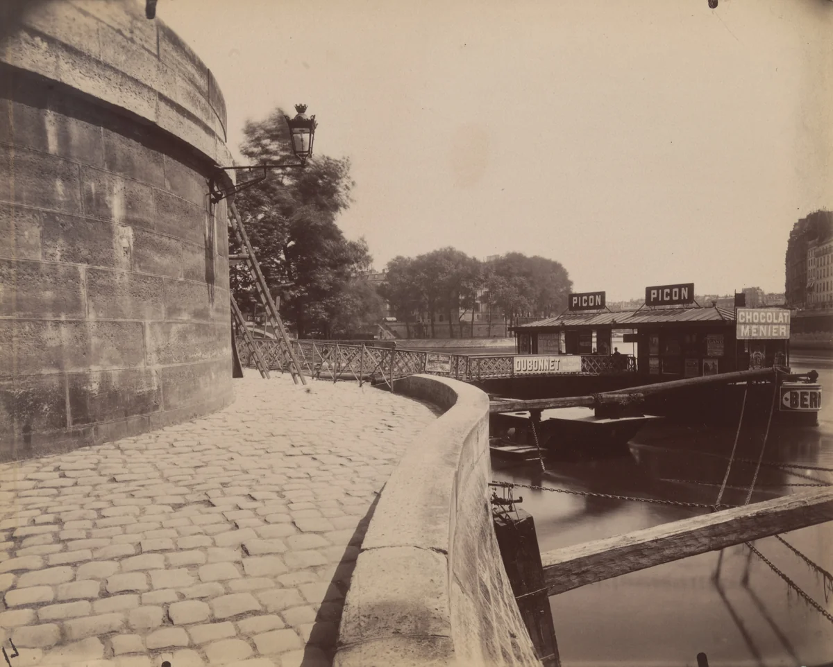 Port de l'Hôtel de Ville by Eugène Atget, photograph, 1913