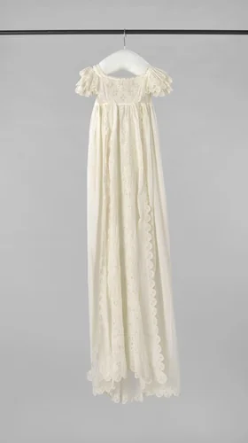 Een doopjurk van wit neteldoek met korte mouwen. Lijfje met geborduurd voorstuk. Op de voorbaan van de rok plumetis geborduurd met vullingen van naaldkant. by anonymous, textile, 1800-1825