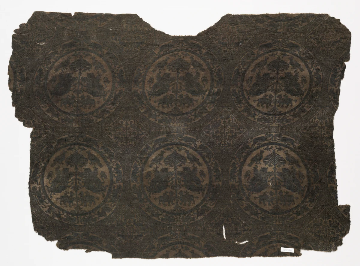 Fragment with lions and griffins in combat by Unknown, textile, 1459-1669