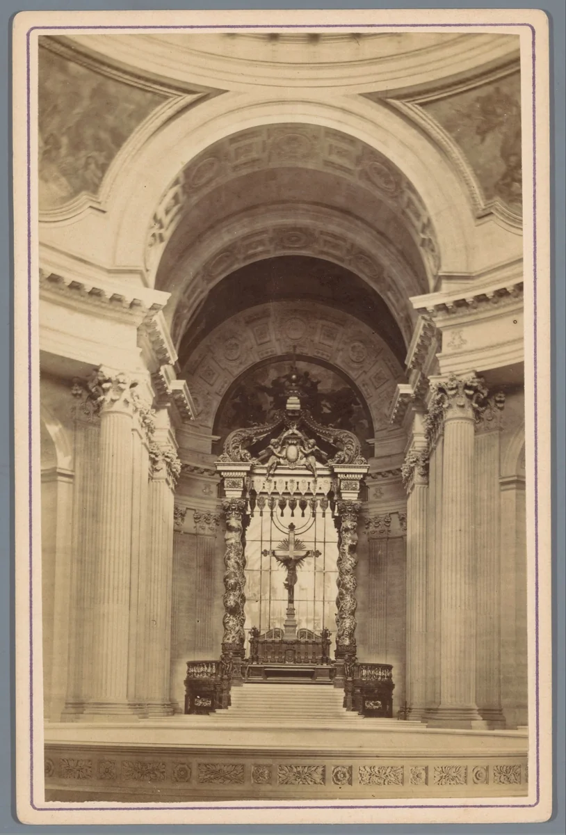 Interieur van de kapel in het Hôtel des Invalides te Parijs by anonymous, photograph, 1870-1885