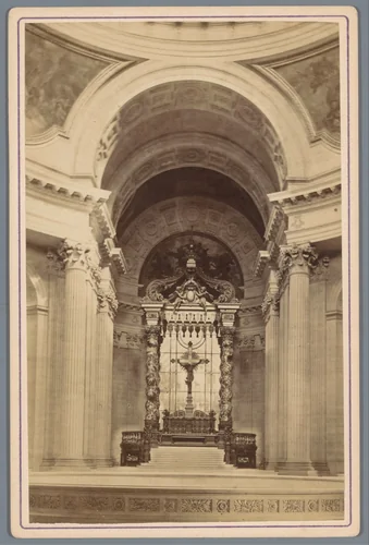 Interieur van de kapel in het Hôtel des Invalides te Parijs by anonymous, photograph, 1870-1885