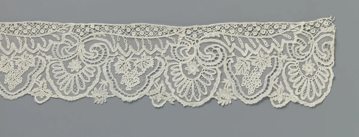 Strook applicatiekant met druiventrossen en gehalveerde bladeren by anonymous, other, 1850-1890