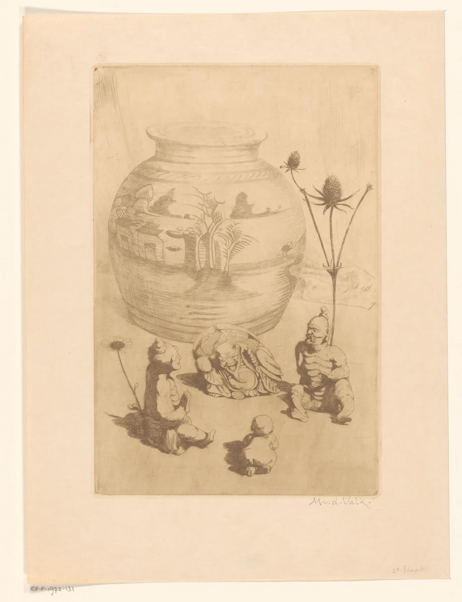 Chinese vaas met vier kleine beelden by Maurits van der Valk, print, 1867-1935