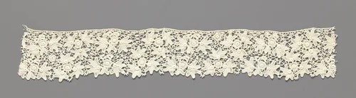 Strook gehaakte kant met handvormige bladen rond cirkelvormig medaillon by anonymous, other, 1850-1899