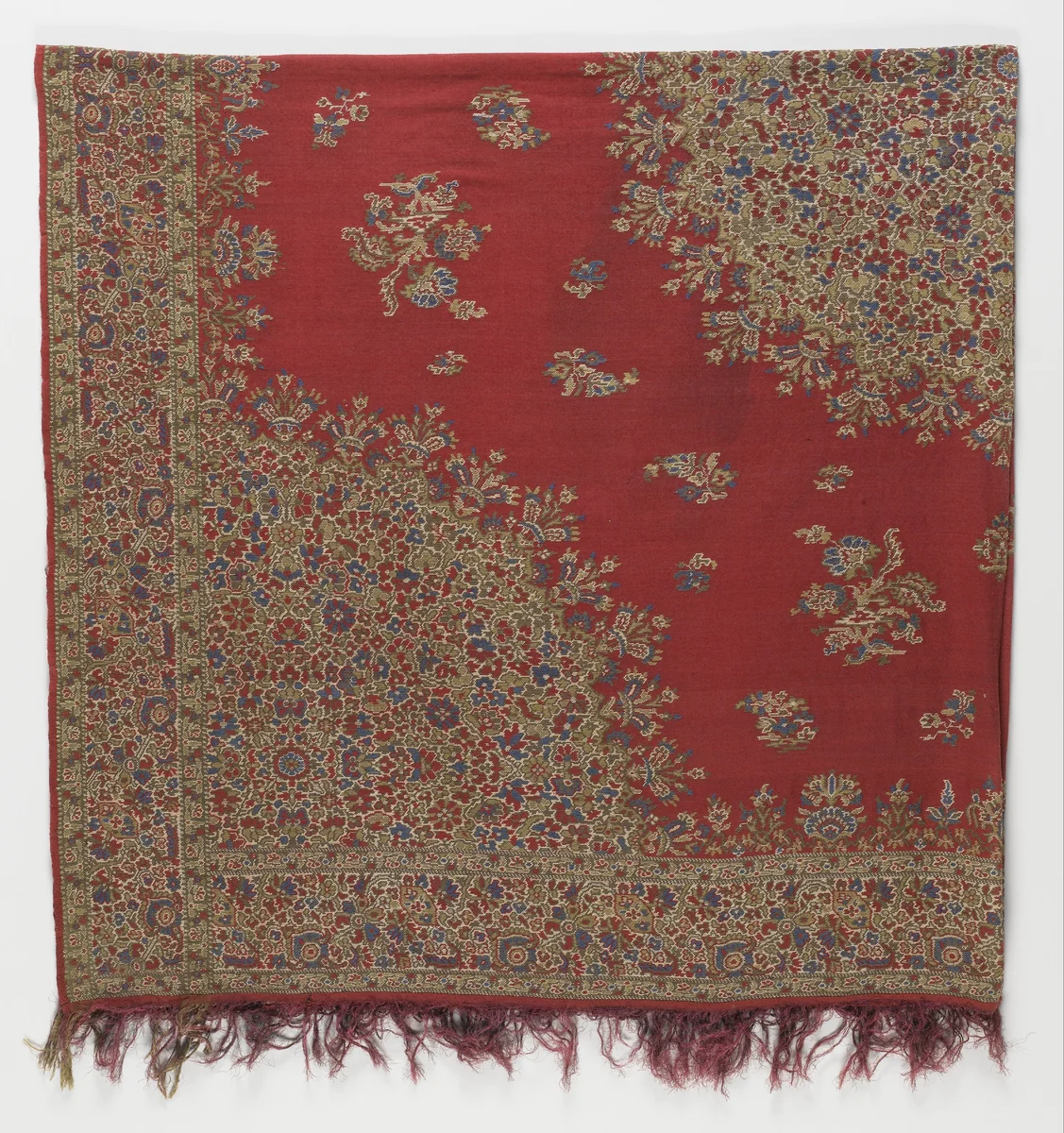 Vierkante kasjmiersjaal met een rood midden, waarop kleine bota's, een groot rond middenmedaillon, kwarthoekcirkels in blauw, groen en crème by anonymous, textile, 1820-1830