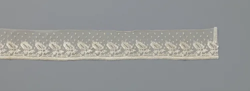 Strook van kantborduurwerk op machinale tule met hangend bloempje by anonymous, other, 1820-1830