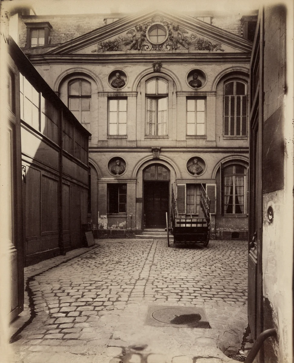 Hôtel, 1 rue de la Perle by Eugène Atget, photograph, 1901