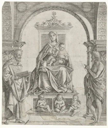 Maria met kind zittend op een troon tussen Petrus en Johannes de Doper met musicerende engelen en drie vrouwelijke heiligen op de achtergrond by Girolamo Mocetto, print, 1480-1531