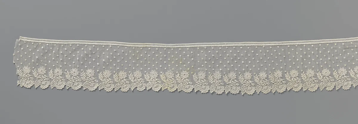 Strook naaldkant met rijen moesjes en bloemtak met drie bloemen by anonymous, other, 1830-1840