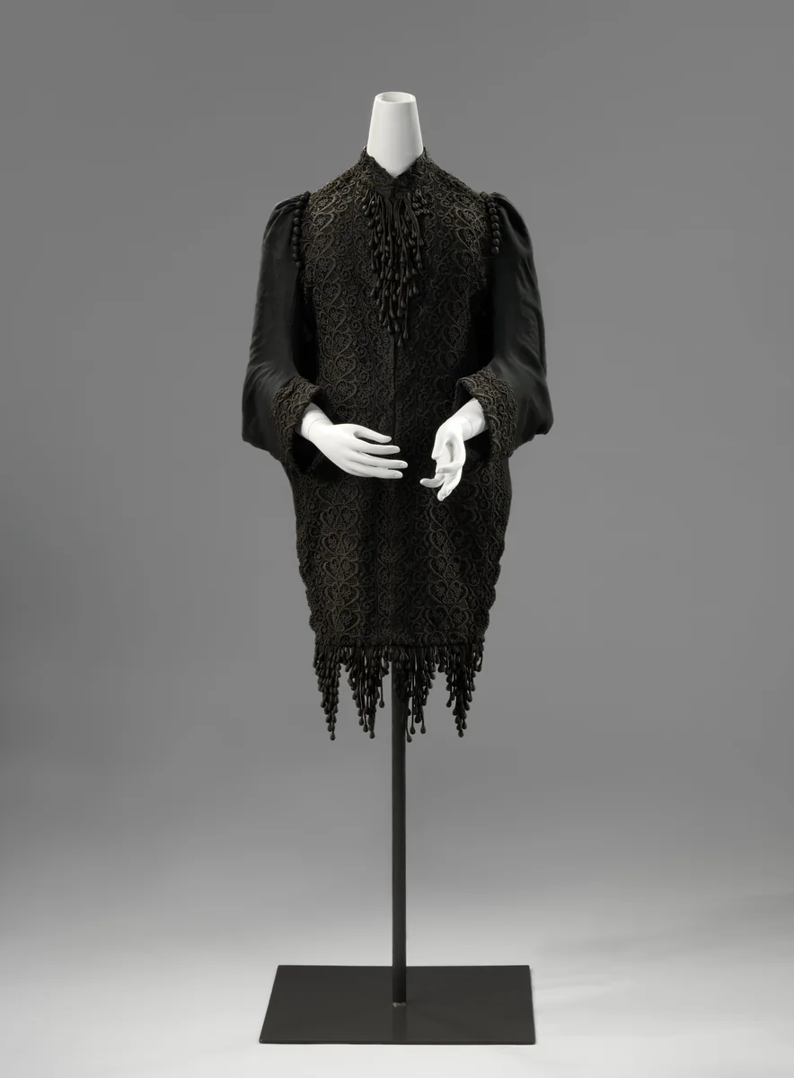 Dolman coat with lace by anonymous, textile, 1880-1885