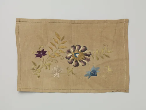 Kleed van écru halflinnen met kleurig borduurwerk. by Windroos, textile, 1925