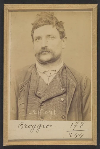 Broggio. (Roche), Bernard. 39 ans, né en Italie. Journalier. Association de malfaiteurs. 22/3/94. by Alphonse Bertillon, photograph, 1894