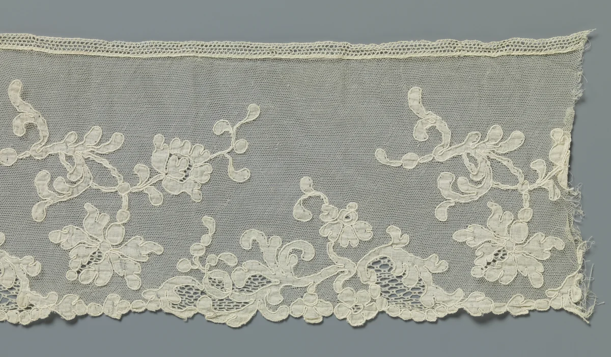 Strook machinale kant met kruisende takken met anjers by anonymous, other, 1890-1909