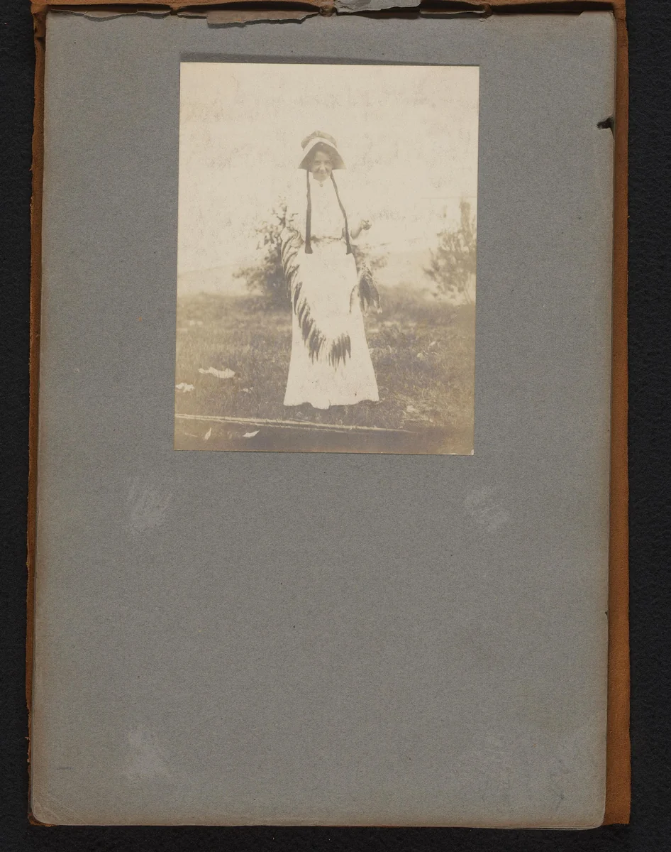 Portret van een vrouw, vermoedelijk Mary van der Mey, met vissen aan een lijn by Jan van der Mey, book, 1902