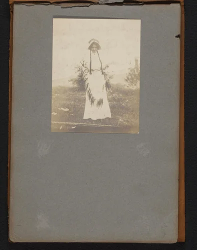 Portret van een vrouw, vermoedelijk Mary van der Mey, met vissen aan een lijn by Jan van der Mey, book, 1902