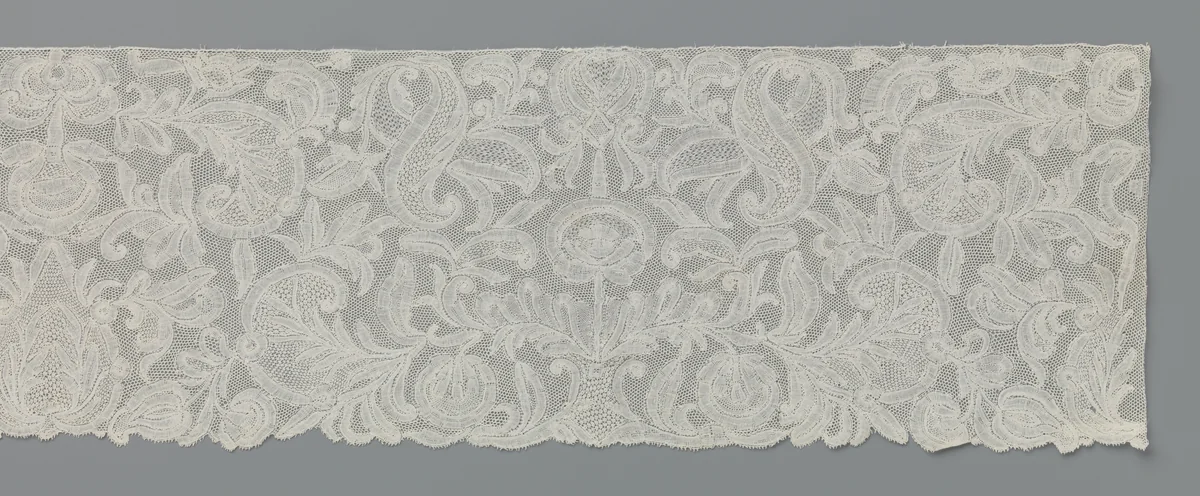 Strook kloskant met ovale bloemen en druppelvormen tussen voluten by anonymous, other, 1725-1749