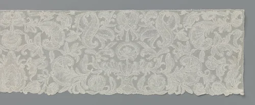 Strook kloskant met ovale bloemen en druppelvormen tussen voluten by anonymous, other, 1725-1749