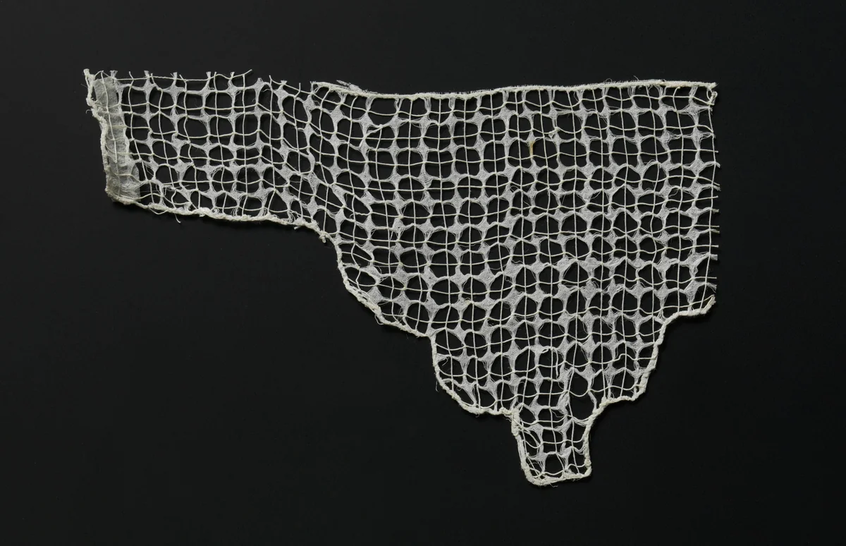 Fragment kantborduurwerk met vierpuntige sterren in een vierkant netwerk by anonymous, other, 1900-1924