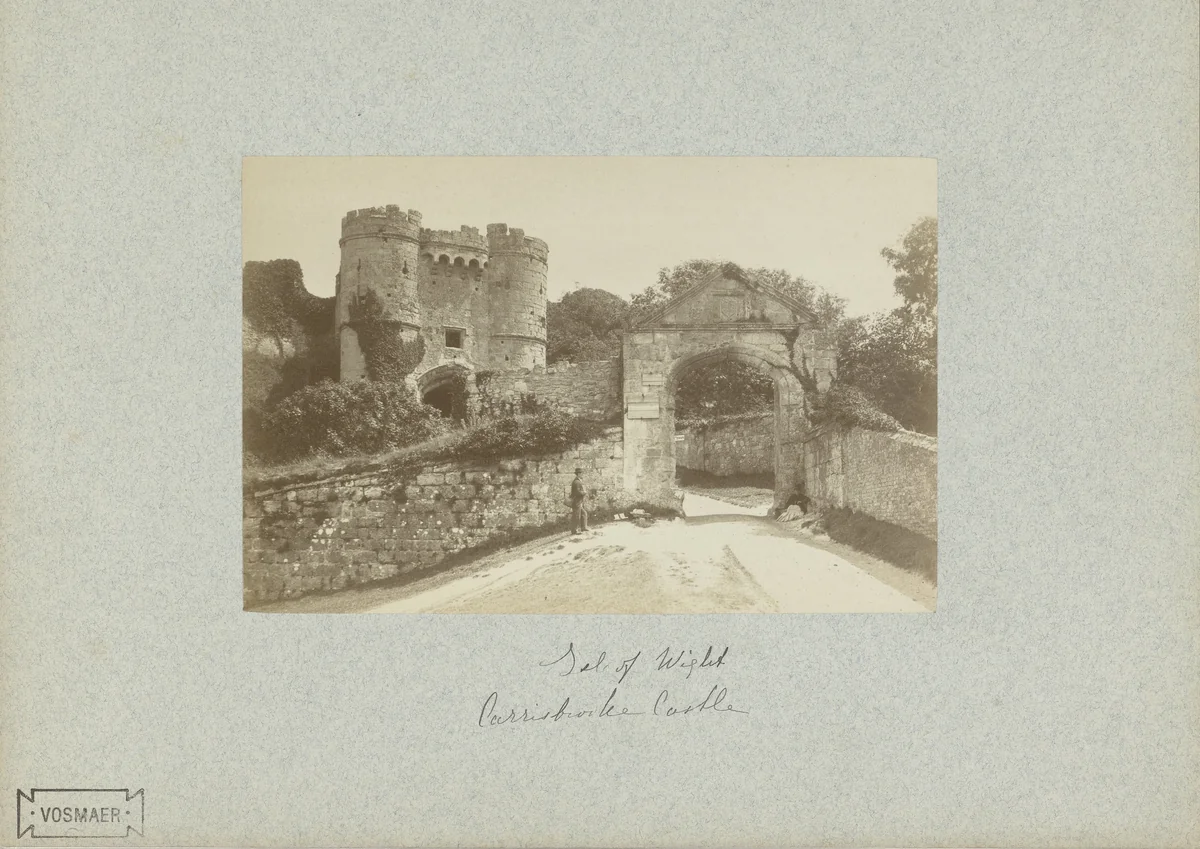 Toegangspoort tot Carisbrooke Castle op het Isle of Wight in Engeland by anonymous, photograph, 1851-1890