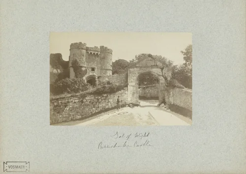 Toegangspoort tot Carisbrooke Castle op het Isle of Wight in Engeland by anonymous, photograph, 1851-1890
