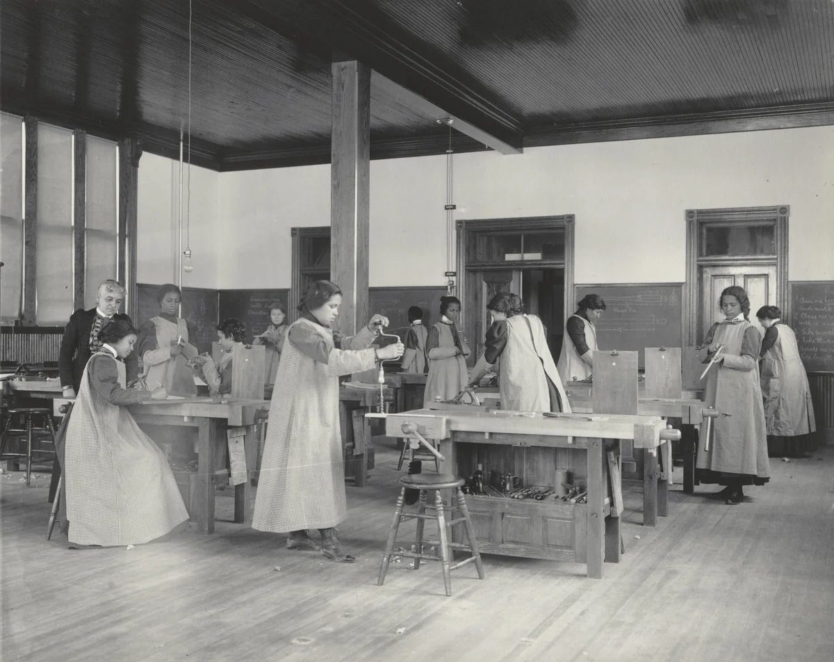 A class in sloyd by Frances Benjamin Johnston, photograph, 1899