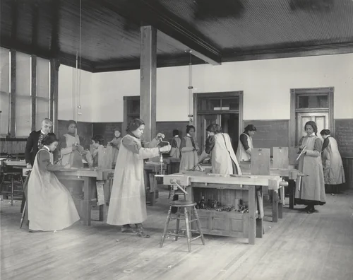 A class in sloyd by Frances Benjamin Johnston, photograph, 1899