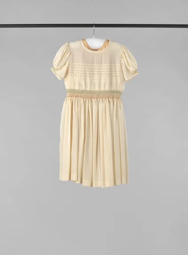 Jurk voor strooister van gesmockte, dunne, creme zijde by Hieronyme Buma-Six, other, 1948