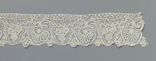 Strook applicatiekant met druiventrossen en gehalveerde bladeren by anonymous, other, 1850-1890