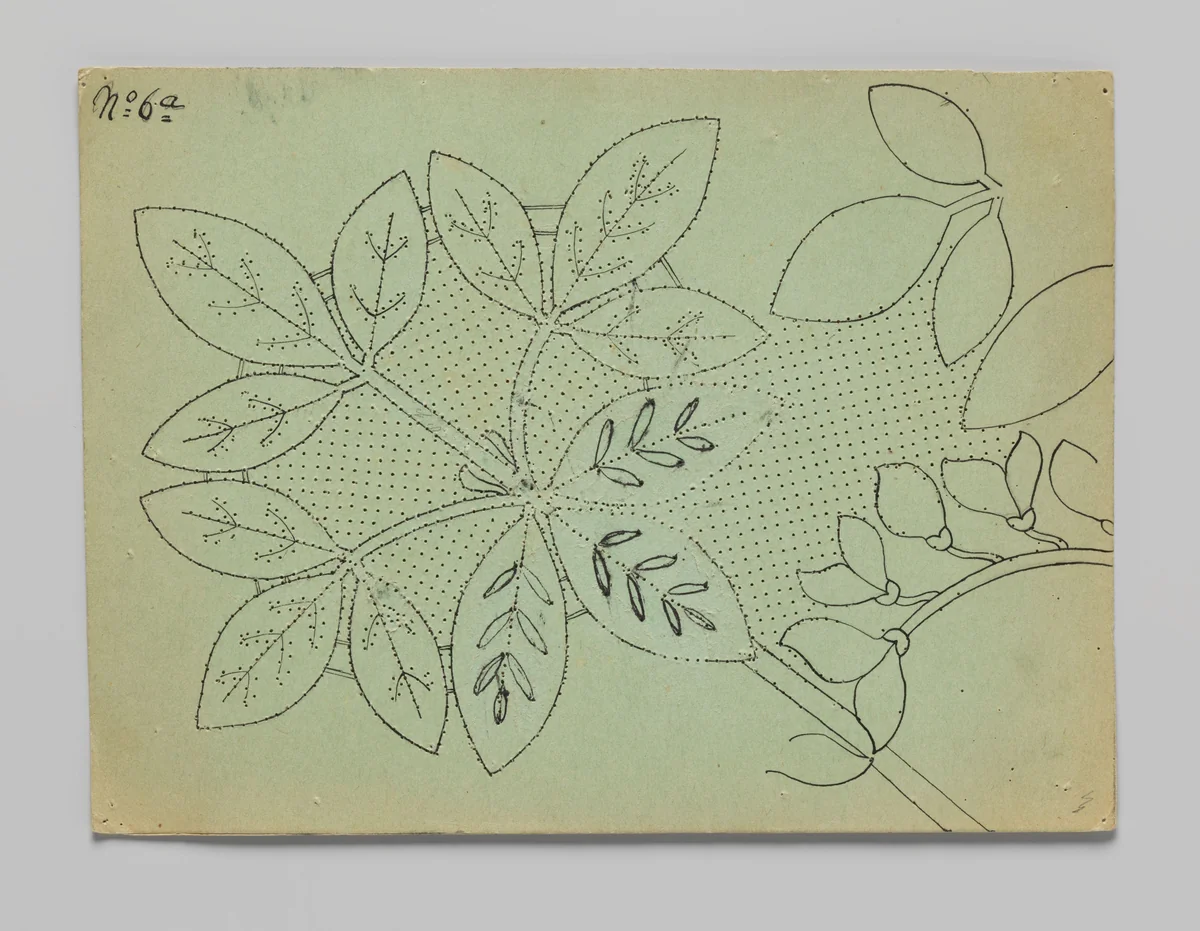 Kantpatroon voor een kleed van kloskant met goudenregentakken en -bloemen by Louise Wilhelmina van der Meulen-Nulle, textile, 1912