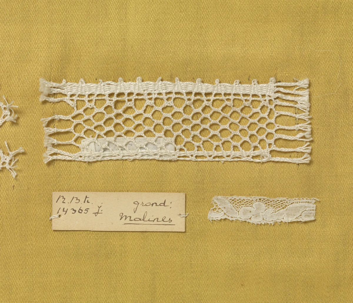 Staal kloskant met grove draad als voorbeeld van Mechelse grond(traliegrond) by anonymous, other, 1900-1930