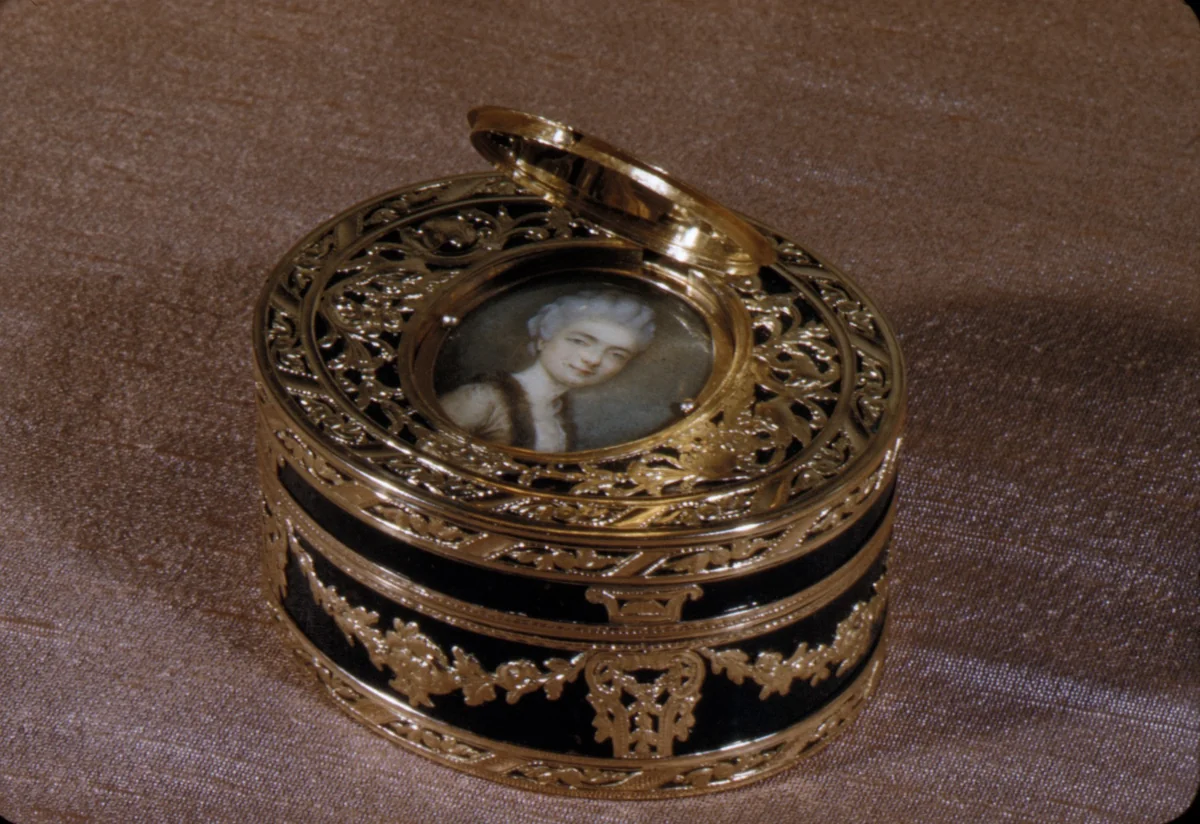 Snuffbox with portrait of a woman by Claude Héricourt, metalwork, 1769-1770