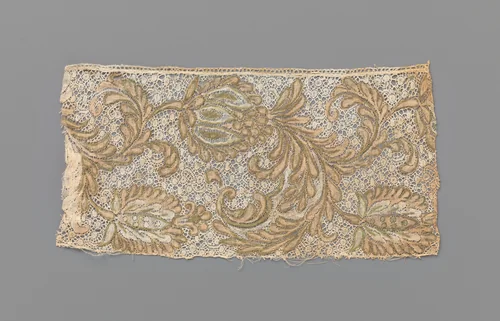 Strook kloskant met oudroze en mosgroen beschilderde bloemen en bladeren by anonymous, other, 1740-1760