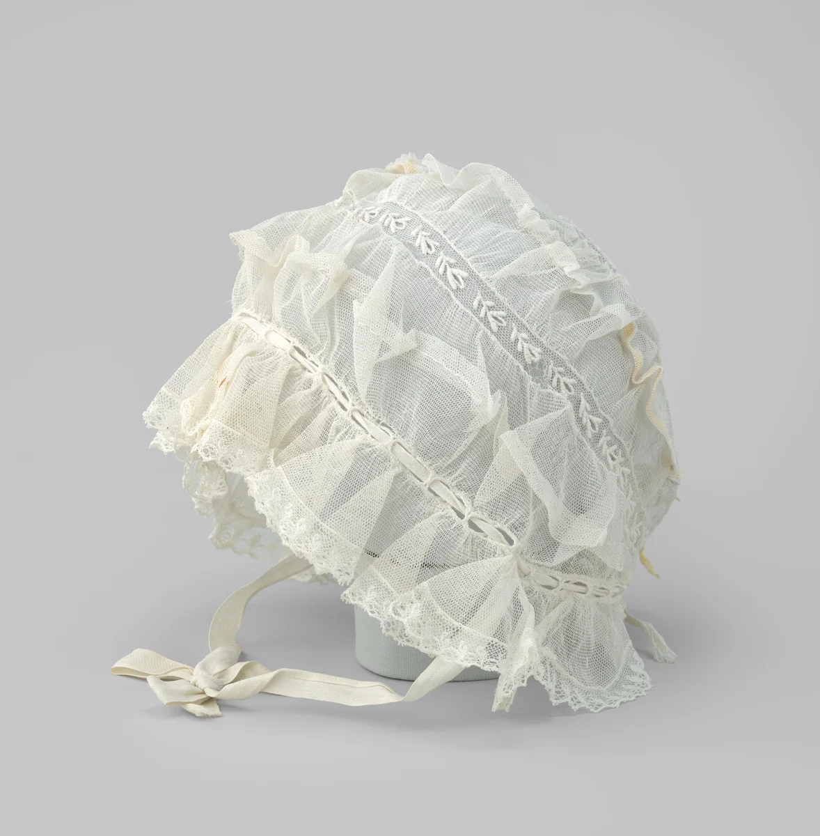 Muts van witte tule met plumetis en gerimpeld aangezette strook geschulpte kant met picots by anonymous, other, 1800-1900