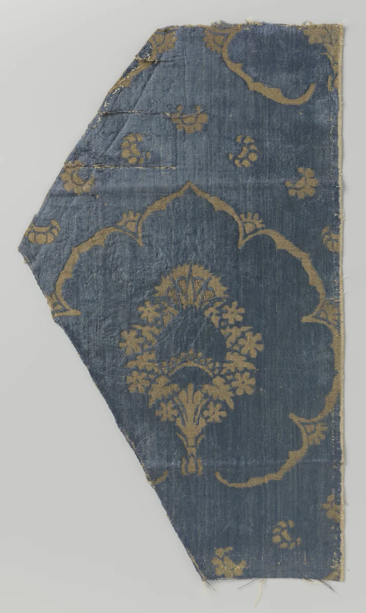 Fragment blauw fluweelbrokaat met granaatappelmotief by anonymous, textile, 1470-1480