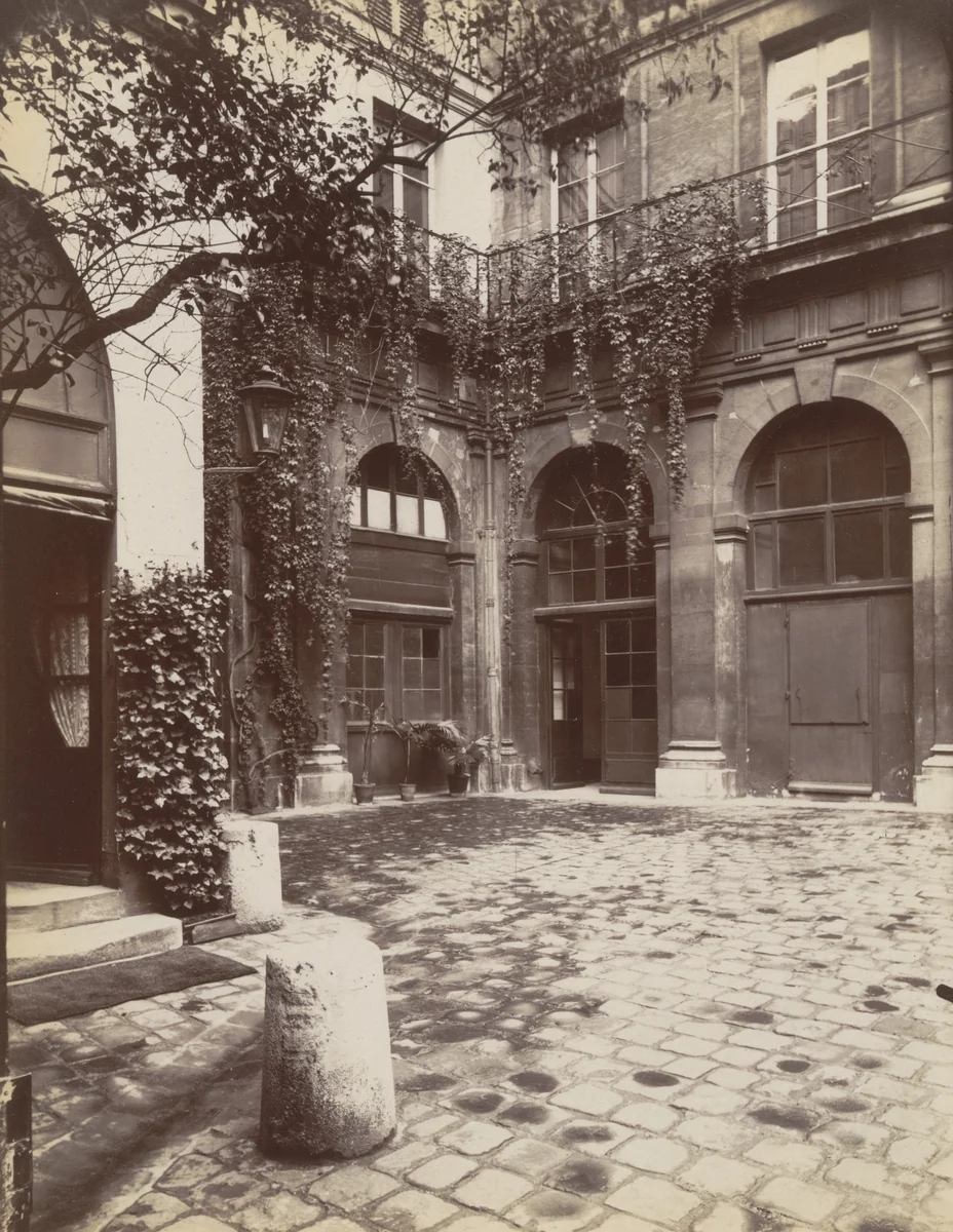 13 rue de L'abbaye by Eugène Atget, photograph, 1910