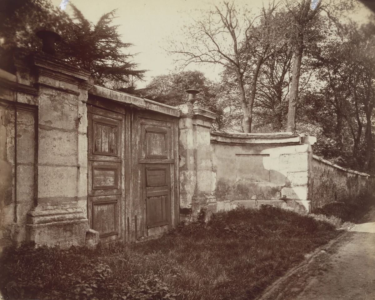 Châtillon, porte ancien château, rue des Pierrettes by Eugène Atget, photograph, 1916