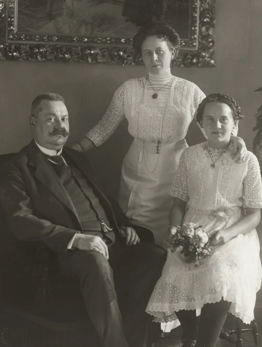 Wine Merchant’s Family by August Sander, photograph, 1913