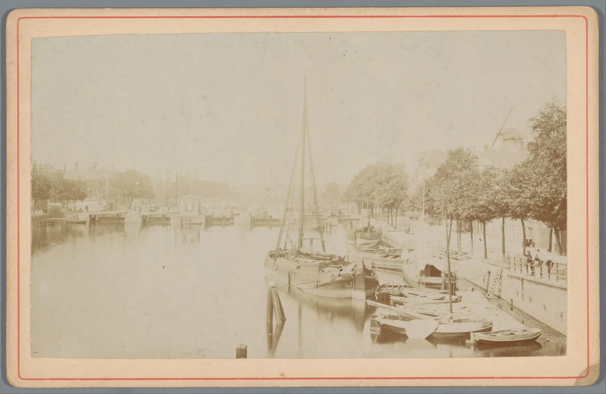 Gezicht vanaf de Hogesluis op de Binnen Amstel met boten in Amsterdam by anonymous, photograph, 1880-1900