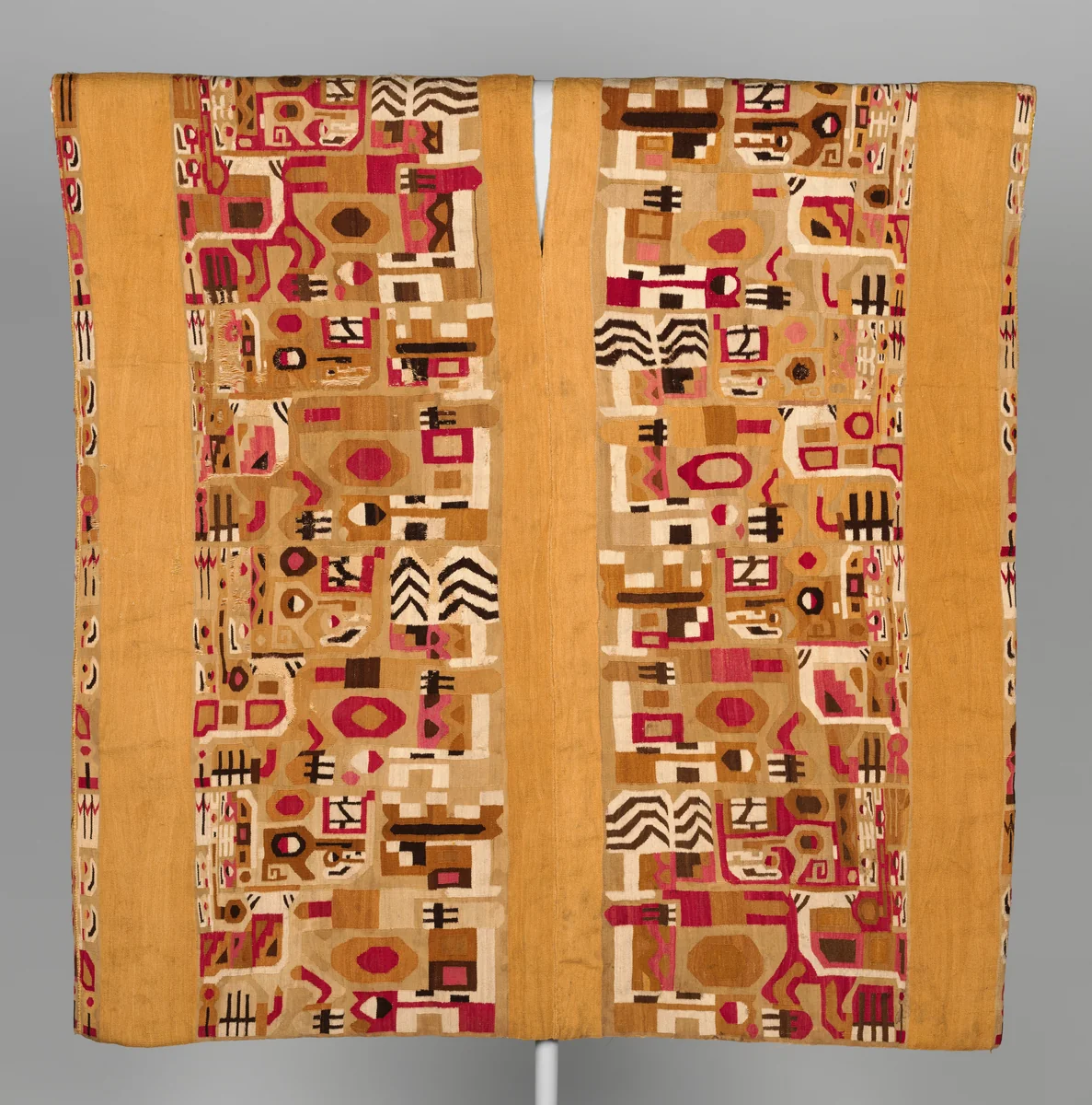 Tunic by Wari artist, textile, 650-1000