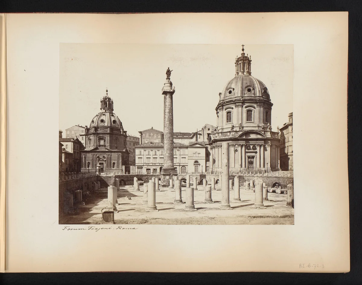 Gezicht op het Forum van Trajanus te Rome, met de zuil van Trajanus en de kerken Santissimo Nome di Maria en Santa Maria di Loreto, Italië by anonymous, book, 1870-1890
