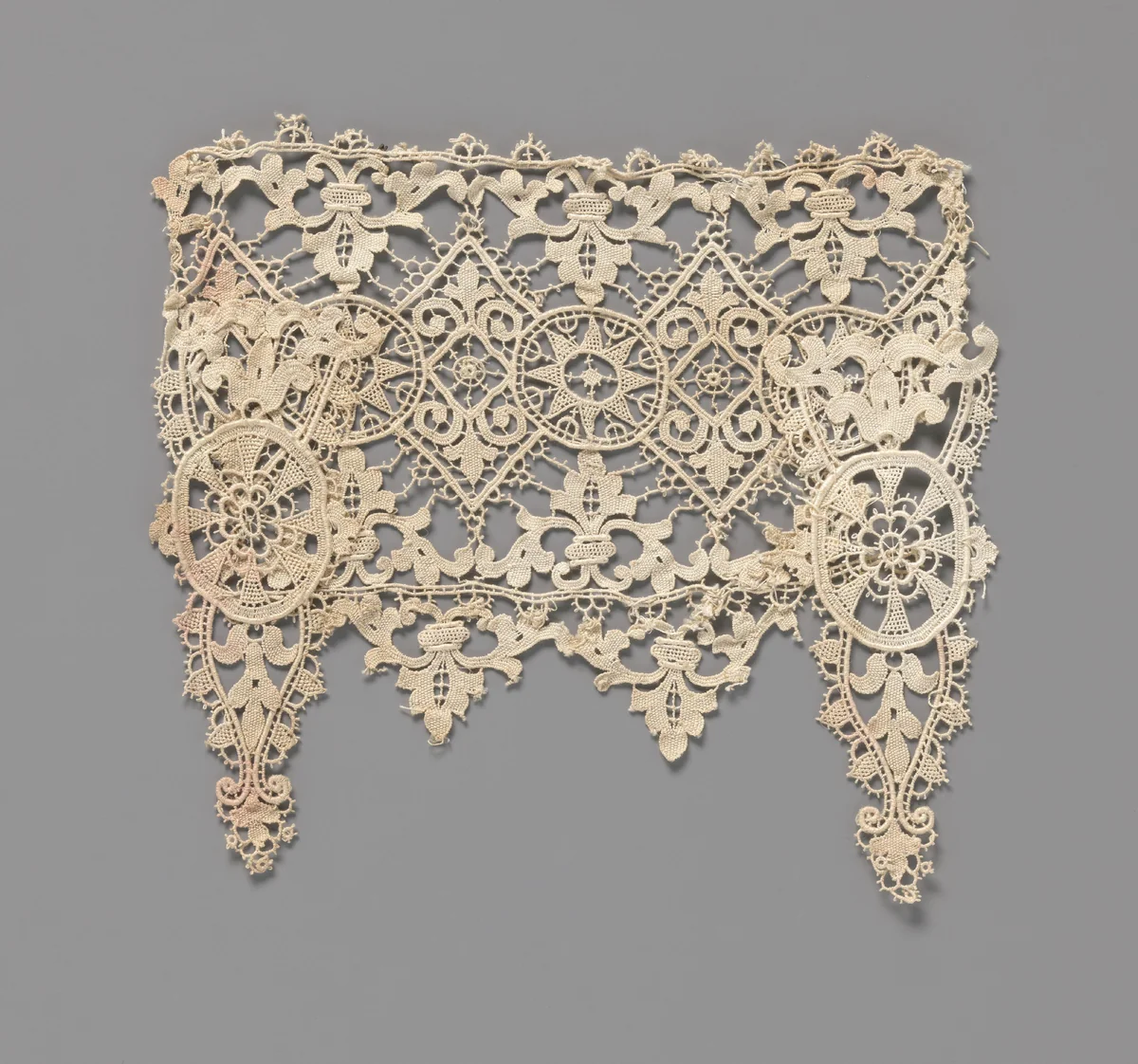 Meubelversiering van machinale kant by anonymous, other, 1900