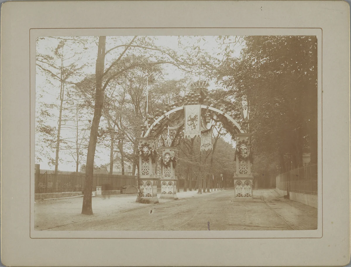 Versieringen in Den Haag ter gelegenheid van de inhuldiging van koningin Wilhelmina, 1898 by anonymous, photograph, 1898