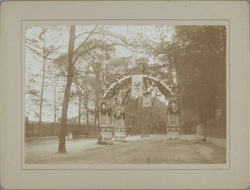 Versieringen in Den Haag ter gelegenheid van de inhuldiging van koningin Wilhelmina, 1898 by anonymous, photograph, 1898