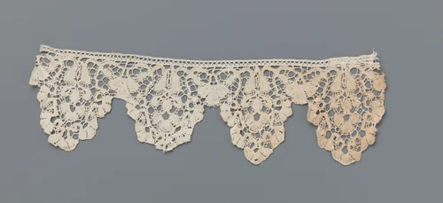 Strook kloskant met waaierbloem in trapeziumvormige vaas by anonymous, other, 1630-1640