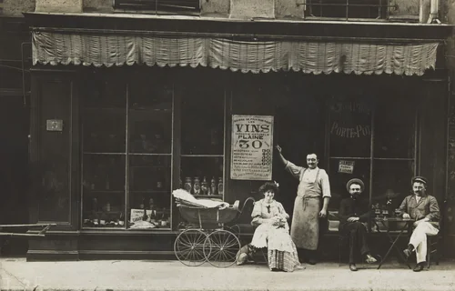 Café Badoz, Comptoir Porte-Pot, Lyon by Unidentified Photographer, photograph, 1909